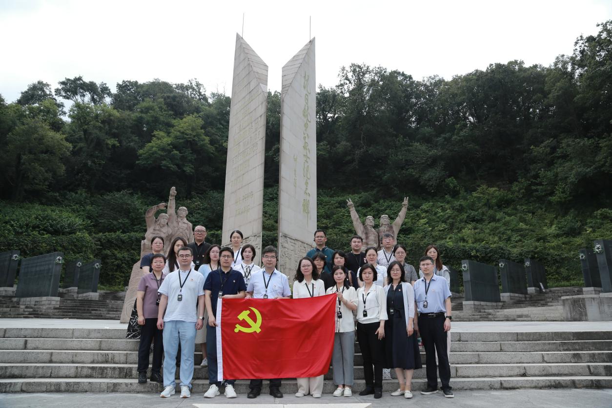 缅怀蓝天英烈  汲取奋进力量